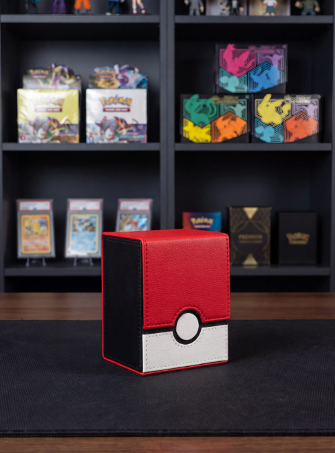 Box TGC Pokémon rouge et blanche devant une étagère de cartes
